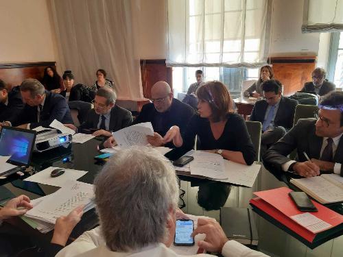 Gli assessori Fvg a Lavoro, Alessia Rosolen, e a Difesa dell'ambiente, Fabio Scoccimarro (a sx), alla riunione del Tavolo Ferriera a Roma